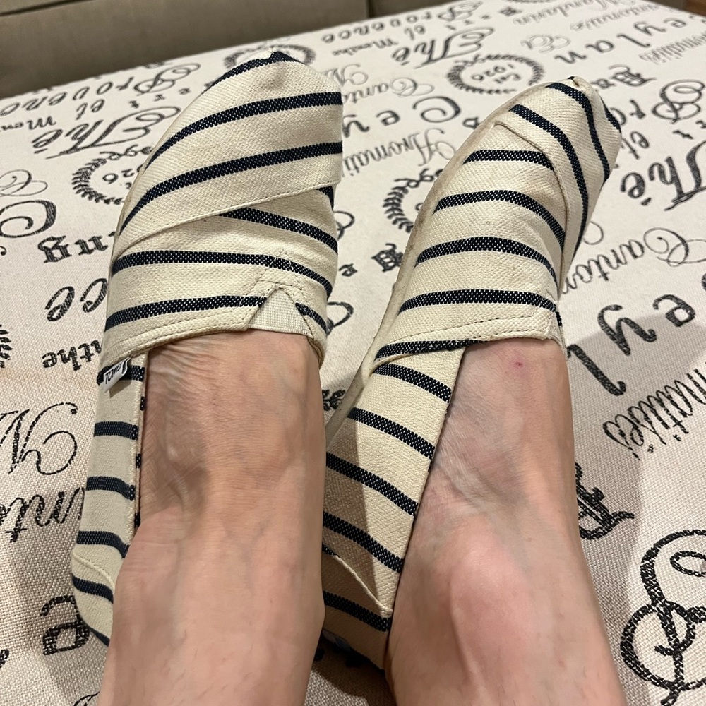 EUC Cream and Navy Stripe Toms - Size 8